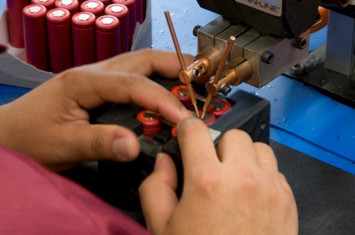 pemasangan pek bateri litium
